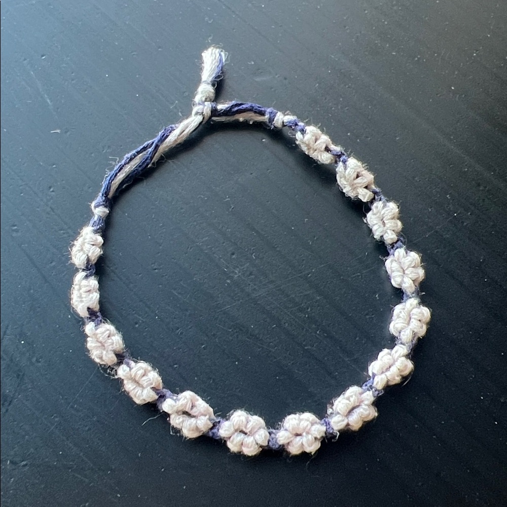 💝 10/$10 💝 Sweet Little Floral Blue and White Embroidery Yarn Bracelet
